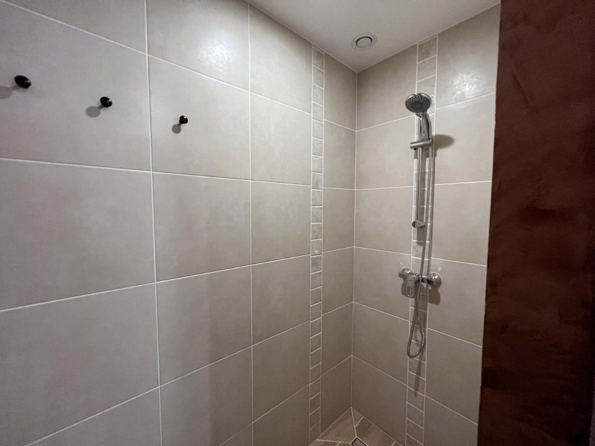 Bel Appartement Au Centre Du Vieux Жуаньи Экстерьер фото