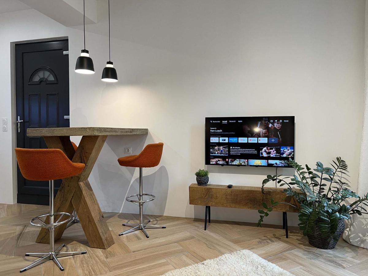 Bel Appartement Au Centre Du Vieux Жуаньи Экстерьер фото